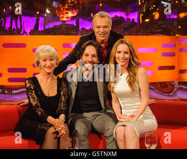 (Da sinistra a destra), Dame Helen Mirren, Paul Rudd Graham Norton e Leslie Mann, durante le riprese del Graham Norton Show presso i London Studios, a sud di Londra, per essere trasmesso su BBC One il venerdì sera. Foto Stock