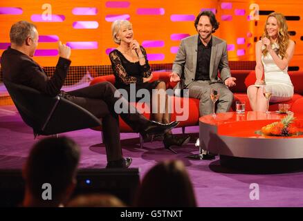 (Da sinistra a destra) Graham Norton, Dame Helen Mirren, Paul Rudd e Leslie Mann, durante le riprese del Graham Norton Show presso i London Studios, a sud di Londra, che saranno trasmesse sulla BBC One il venerdì sera. Foto Stock