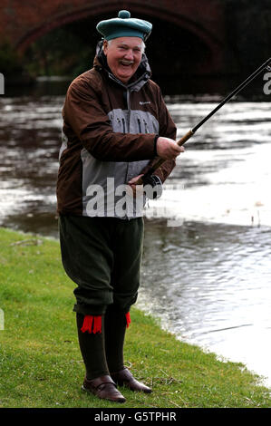 Peter Anderson getta sul fiume Teith a Callander per segnare l'apertura della stagione di pesca sul fiume. Foto Stock