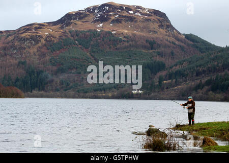 La stagione di pesca si apre sul fiume Forth Foto Stock