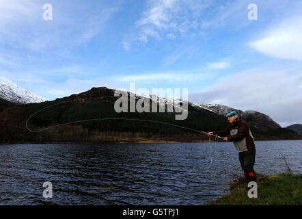 Peter Anderson getta sul Loch Lubnaig a Callander per segnare l'apertura della stagione di pesca sul fiume Forth. Foto Stock