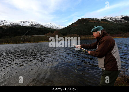 La stagione di pesca si apre sul fiume Forth Foto Stock