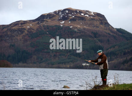 La stagione di pesca si apre sul fiume Forth Foto Stock