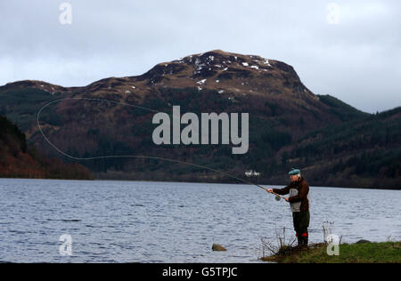 Peter Anderson getta sul Loch Lubnaig a Callander per segnare l'apertura della stagione di pesca sul fiume Forth. Foto Stock