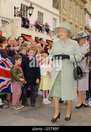 La Regina Elisabetta II della Gran Bretagna è stata accolta da folle di wellwishers a Bath, Avon, il secondo giorno di un tour di quindici giorni per celebrare il suo Giubileo d'Oro. *oggi la regina incontrò Doreen Hardman, l'infermiera che si preoccupò del padre, re Giorgio VI dopo essere stato abbattuto dal cancro ai polmoni nel 1951. Foto Stock