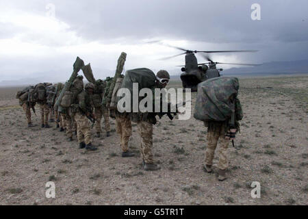 I membri della truppa inglese di Malta del Commando del 45 lasciano Camp Taylor la base operativa Forward (FOB), per dispiegarsi in montagna, poiché più di 1,000 truppe iniziano l'operazione Snipe nella regione sud-orientale dell'Afghanistan. Foto Stock