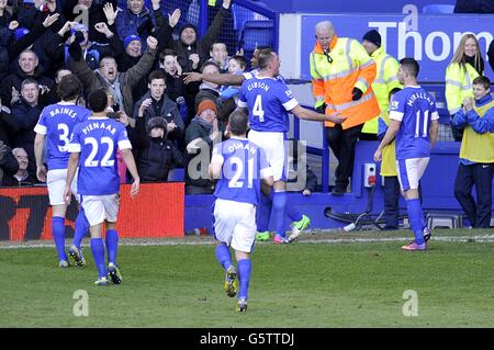 Il Victor Anichebe (centro) di Everton celebra il suo primo obiettivo il gioco Foto Stock