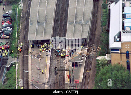 Hertfordshire Police immagine della scena a Potters Bar Railway Station, nella periferia settentrionale di Londra, dove un deragliamento ha inviato una carrozza passeggeri che girava lateralmente su due piattaforme. *sette persone sono morte nell'incidente. E' il quinto grande incidente ferroviario della Gran Bretagna in cinque anni e si è verificato a poche miglia da Hatfield, dove quattro persone sono morte quando un GNER Express è uscito dalle piste nell'ottobre 2000. Foto Stock