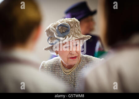 La regina Elisabetta II durante una visita al Queen Elizabeth Hospital di King's Lynn, Norfolk, dove la regina ha aperto ufficialmente la nuova unità di &Acirc;&Pound;3 milioni di MRI dell'ospedale. Foto Stock