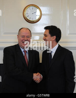 Il leader del lavoro ed Miliband (destra) incontra il candidato del SPD per le elezioni del Cancelliere tedesco, Peer Steinbruck, nei suoi uffici a Norman Shaw South, sede del Parlamento. Foto Stock