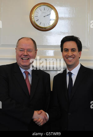 Il leader del lavoro ed Miliband (destra) incontra il candidato del SPD per le elezioni del Cancelliere tedesco, Peer Steinbruck, nei suoi uffici a Norman Shaw South, sede del Parlamento. Foto Stock