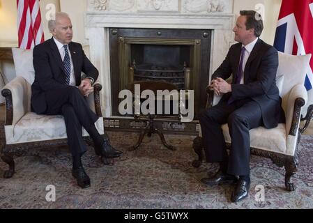Il primo ministro britannico David Cameron (destra) parla con il vice presidente americano Joe Biden (sinistra) prima del loro incontro bilaterale a 10 Downing Street. Foto Stock
