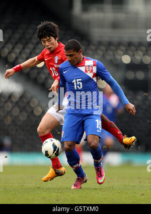 Calcio - Internazionale amichevole - Croazia / Corea del Sud - Craven Cottage. Ki Sung-Yueng della Corea del Sud e la battaglia della Croazia per la palla Foto Stock