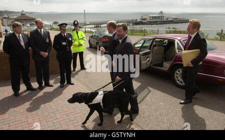 Il segretario di casa David Blunkett (centro) arriva a parlare alla Conferenza della Federazione di polizia a Bournemouth. Foto Stock