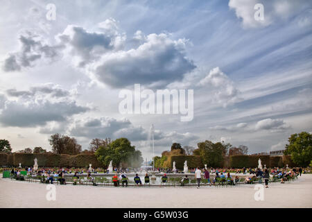 E turistici parigini resto nel giardino delle Tuileries vicino al museo del Louvre a Parigi, Francia. Creato da Caterina de Medici. Foto Stock