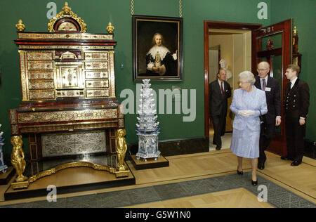 La regina Elisabetta II vede un recentemente restaurato Rembrandt, 'Agatha Bas', e un secretaire Boulle - gabinetto datato intorno al 1700, in mostra nella nuova espansione Queen's Gallery a Buckingham Palace, Londra. *110603*la Regina Elisabetta II della Gran Bretagna, vedendo un Rembrandt recentemente restaurato, 'Agatha Bas', e un gabinetto di segreteria Boulle datato intorno al 1700, in mostra nella Queen's Gallery a Buckingham Palace, Londra, Che è stato nominato, mercoledì 11 giugno, 2003, vincitore del premio Gallery of the Year nella Royal fine Art Commission Trust/British Sky Broadcasting Building of the Year Awards. Foto Stock