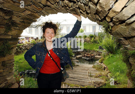 Il vincitore del premio Gold, Mary Reynolds, fuori dall'entrata del suo giardino del Santuario Celtico al Chelsea Flower Show, Londra. Lo spettacolo dei fiori è ora aperto al pubblico dopo le visite reali di lastnight, in cui Carlo ha preso la Regina in un tour personale del suo giardino. Foto Stock
