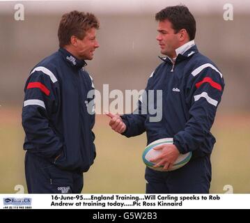 Rugby Union World Cup 1995 - Inghilterra Training.Will Carling lancia a Rob Andrew durante l'allenamento todayr. Foto Stock