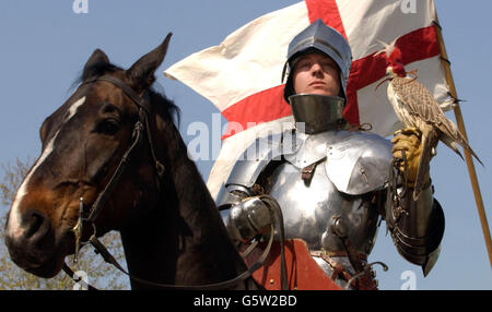 Un 'Cavaliere medievale', alias Dominic Sewell, 34, da Peterborough, cavalcando Tequila e tenendo Willow, una falcon SAKER femminile, contro la bandiera di St Georges all'angolo di Hyde Park a Londra il giorno di St Georges. *....erano là per lanciare l'apertura della vendita dei biglietti per il festival di storia in azione imminente del patrimonio inglese che si terrà a Kirby Hall, Northamptonshire il 10 e 11 agosto Foto Stock