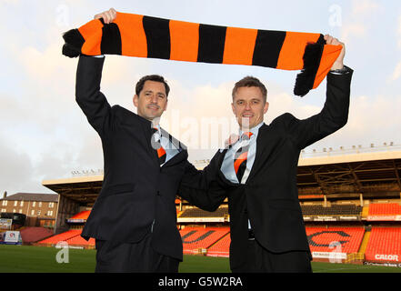 New Dundee United manager Jackie McNamara insieme al nuovo assistente manager Simon Donnelly (a destra) dopo una conferenza stampa al Tannadice Park, Dundee. Foto Stock