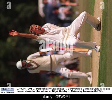 27 GIUGNO 1995. Derbyshire / Cambridge. L'appello di Dominic Cork del Derbyshire è respinto per il wicket di Nigel Gatsby. Foto di Laurence Griffiths Foto Stock