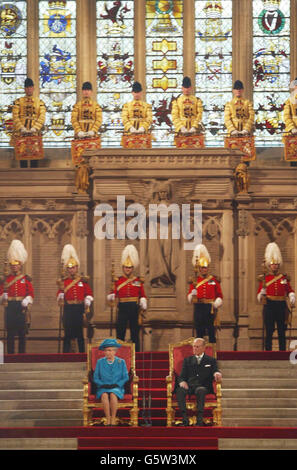 La regina Eizabeth II della Gran Bretagna prende il suo posto alla Sala di Westminster a Londra prima di rivolgersi ad entrambe le Camere del Parlamento. Foto Stock