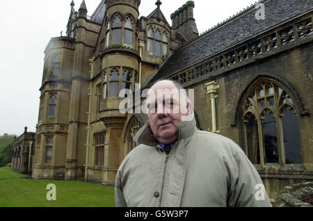 Ex residente, Bob Evered al di fuori della casa di campagna vittoriana a Tyntesfield vicino Bristol. Il National Trust ha chiesto aiuto per raccogliere 20.000.000 di aiuti necessari per salvare la casa di campagna vittoriana e la proprietà che è in vendita. * la casa e la proprietà è stata descritta come un'extravaganza gotica vittoriana, è sul mercato a seguito della morte del proprietario, Lord Wraxall. Foto Stock