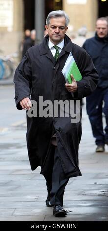 L'ex segretario dell'energia Chris Huhne arriva al Southwark Crown Court. Huhne è accusato di pervertire il corso della giustizia, come si sostiene che egli ha persuaso la sua ex moglie Vicky Pryce a prendere i suoi punti di penalità per l'accelerazione. Foto Stock