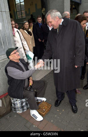 Il primo ministro irlandese (Taioseach) Bertie Ahern continua la sua campagna elettorale generale a Galway dove ha camminato nel centro della città con il candidato Fianna Fail Margaret Cox. Scuote le mani con un busker che gioca i cucchiai. Foto Stock