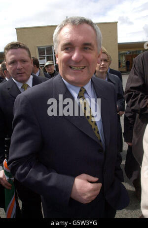 Il primo ministro irlandese (Taioseach) Bertie Ahern continua la sua campagna elettorale generale alla St. Patricks National Boys Primary School a Galway dove ha sentito la band giocare con Galway Fianna Fail Candidate Margaret Cox. Foto Stock