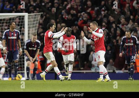 Lukas Podolski (a destra) dell'Arsenal festeggia dopo aver segnato il primo goal del gioco da un calcio libero con compagno di squadra Mikel Arteta (sinistra) Foto Stock