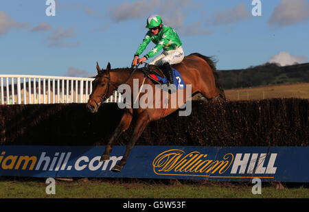 Tour Des Champs guidato da Jockey Sam Twiston- Davies dà il via all'ultimo vincitore dell'app per iPad di William Hill ora disponibile Novices Steeple Chase durante la giornata del campione gallese di William Hill presso l'ippodromo di Ffos Las, Carmarthenshire. Foto Stock