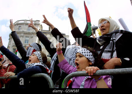 I sostenitori pro palestinesi partecipano a una manifestazione nel centro di Londra. Migliaia di manifestanti ebrei hanno riempito Trafalgar Square oggi per chiedere la pace in Medio Oriente, ma il rally, il più grande mai messo in scena nella capitale dalla comunità ebraica, * ha visto i manifestanti confrontarsi con i loro omologhi musulmani che hanno organizzato una contro-dimostrazione contro l'evento. Foto Stock