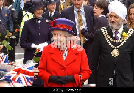 La Regina Elisabetta II della Gran Bretagna con Cllr Sukhdev Singh Marway, il sindaco cerimoniale del Consiglio di Newham, durante una passeggiata, a Newham, nell'est di Londra. In precedenza, la Regina aveva incontrato i detentori locali di assegnazione. Foto Stock