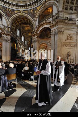 Il maggior numero di don Justin Welby (fronte), ex Vescovo di Durham, durante una cerimonia nella Cattedrale di San Paolo, a prendere formalmente il posto di nuovo Arcivescovo di Canterbury. Foto Stock