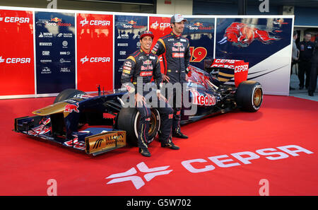 Formula uno - Toro Rosso F1 STR8 lancio - circuito de Jerez. Daniel Ricciardo (a sinistra) e Jean-Eric Vergne (a destra) durante la Toro Rosso F1 STR8 lanciano al circuito di Jerez, Jerez, Spagna. Foto Stock