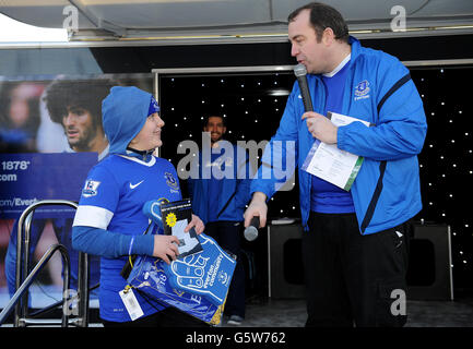 Un giovane fan di Everton durante il roadshow fuori Goodison Park Foto Stock