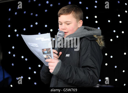 Un giovane fan di Everton durante il roadshow fuori Goodison Park Foto Stock