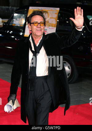 Robert Lindsay arriva per la prima del film inglese di Run for your wife, presso l'Odeon Leicester Square, nel centro di Londra. Foto Stock