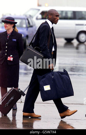 L'Inghilterra difende Sol Campbell all'aeroporto di Luton, a piedi per il British Airways Boeing 777 che li porta a Dubai, dove completeranno i loro preparativi finali prima della Coppa del mondo. * il Capitano David Beckham ha dato un ascensore al manager Sven Goran Eriksson dichiarandosi un antipasto sicuro del 95% per il primo gioco competitivo della parte nelle finali. Foto Stock