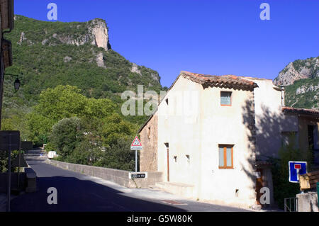 Villaggio nel cuore del francese il parco nazionale di Cevennes in pieno autunno Foto Stock