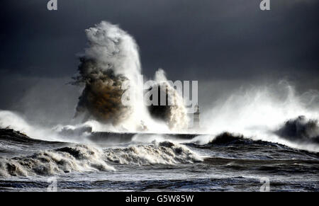 La forza di Gale si snoda da nord e salta sul mare a Seaham Harbour, nella contea di Durham, mentre le onde battono il lungomare. Foto Stock