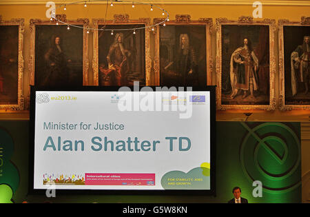 Il Ministro della Giustizia Alan Shatter TD al Consiglio della Città di Dublino ha ospitato la conferenza 'fare la diversità lavoro', un'iniziativa comune del Consiglio d'Europa e della Commissione europea Città interculturali al Royal Hospital Kilmainham, Dublino. Foto Stock