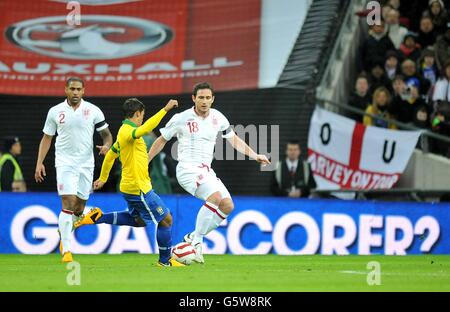 Castan da Silva Leandro (centro) in Brasile e Frank Lampard in Inghilterra in azione Foto Stock