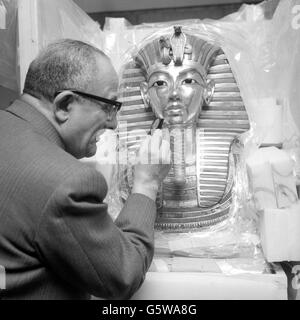 Storia - Dr Zakai Iskander visita la mostra Tutankhamun - British Museum - Londra Foto Stock