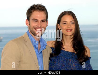 Le star americane Seann William Scott e James King posano per i fotografi sul tetto del Martinez Hotel durante una fotocellula per promuovere il film 'Bulletproof Monk' al 55° Festival di Cannes. Foto Stock