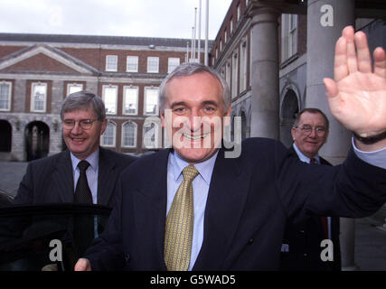 Bertie Ahern leader della Fall Fiana onde partito ai fotografi, al castello di Dublino. Il partito di Ahern ha ottenuto il maggior numero di seggi alle elezioni generali irlandesi, ha affermato che l'IRA dovrebbe sciogliersarsi dopo il successo elettorale del Sinn Fein, con cinque seggi. Foto Stock