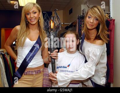 Jenny Frost (a sinistra) e Liz McClarnon del gruppo di ragazze Atomic Kitten con Heather Regan, 10, da Edge Hill a Liverpool e la fiamma del millennio sull'ultima tappa del Golden Jubilee Summer party relay a Londra. * la fiamma usata dalla Regina per illuminare il faro del millennio il 31,1999 dicembre sarà usata per accendere un faro del Giubileo d'Oro fuori da Buckingham Palace lunedì 3 giugno. Foto Stock