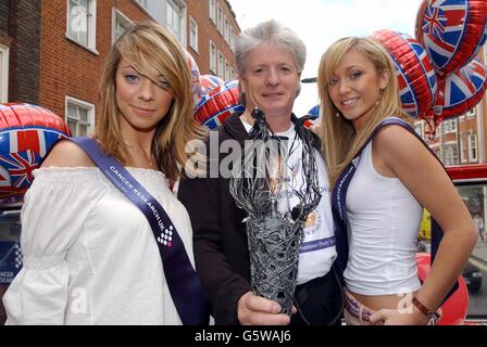 Jenny Frost (a destra) e Liz McClarnon del gruppo di ragazze Atomic Kitten con il presidente del Golden Jubilee Summer Party Bruno Peek OBE, portano la fiamma Millenniun sull'ultima tappa del Golden Jubilee Summer Party Relay a Londra. * la fiamma usata dalla Regina per illuminare il faro del millennio il 31,1999 dicembre sarà usata per accendere un faro del Giubileo d'Oro fuori da Buckingham Palace lunedì 3 giugno. Foto Stock