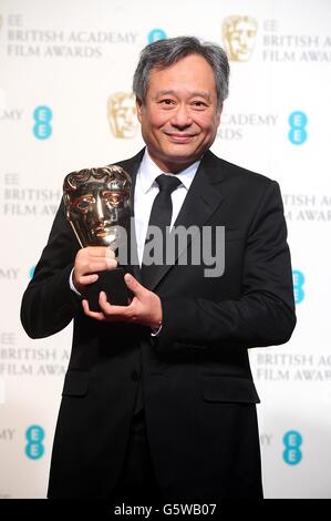 Ang Lee ha ricevuto il premio per la migliore cinematografia per "Life of Pi" che ha accettato per conto di Claudio Miranda nella sala stampa ai British Academy Film Awards 2013 presso la Royal Opera House di Bow Street, Londra. Foto Stock